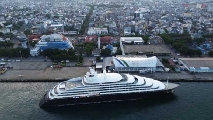 Kapal Pesiar Mewah Scenic Eclipse II Sandar di Pelabuhan Makassar Bawa 177 Wisatawan