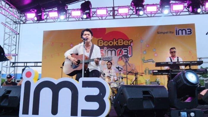 Rony Parulian Nyanyi Bareng Pengunjung BookBer Simp3l IM3
