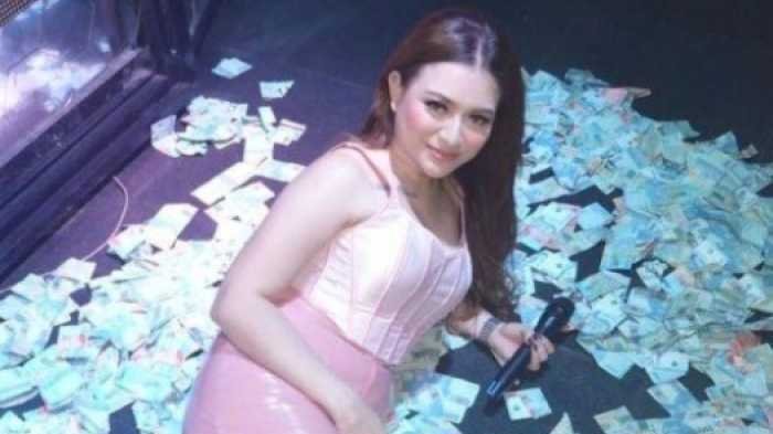 Disawer Ratusan Ribu, Nathalie Holscher Tampil sebagai DJ di Sidrap