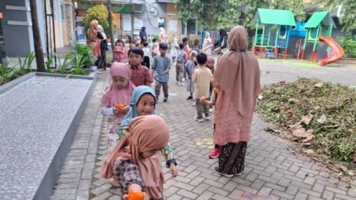 TK Islam Athirah Bukit Baruga Meriahkan Hari Kartini dengan Kebaya dan Aksi Berbagi