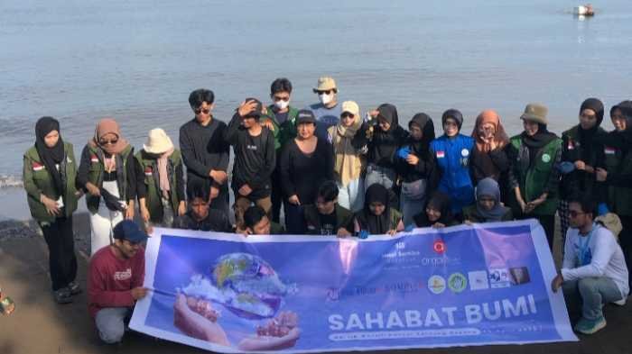 Earth Hour Bersama Santika dan Amaris Hotel serta Komunitas Lainnya Bersihkan Pantai Tanjung Bayang