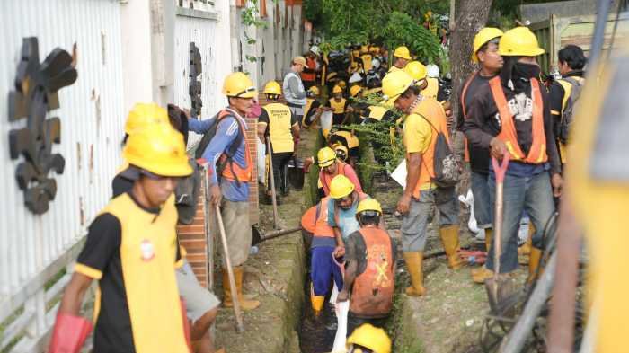 408 Personel Bersihkan Drainase Jl Andi Djemma dan Jl AP Pettarani