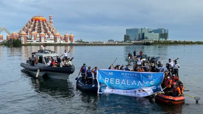 Novotel Makassar Gaet Komunitas Bersihkan Laut dan Pantai Losari
