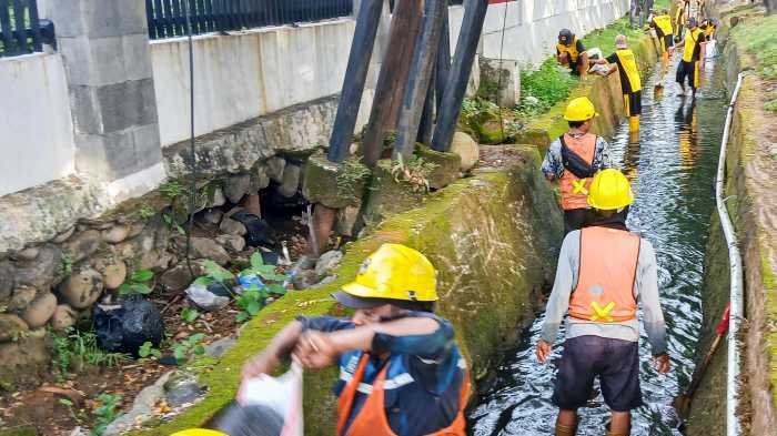 Atasi Banjir Musiman, 278 Petugas Bersihkan Drainase Depan Kantor Gubernur Sulsel