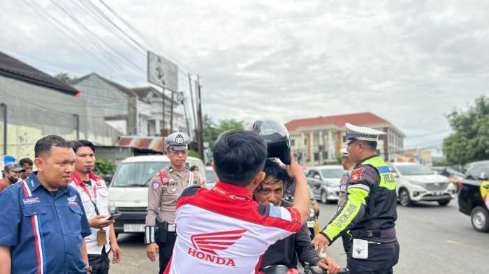 Dukung Teguran Simpatik Polres Gowa, Asmo Sulsel Berikan 10 Helm Gratis untuk Pengendara