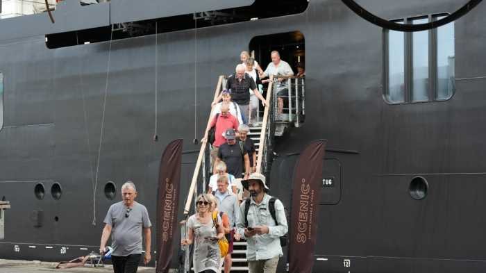 Kapal Pesiar Mewah MS Scenic Eclipse II Sandar di Pelabuhan Makassar, Bawa 161 Wisatawan Asing