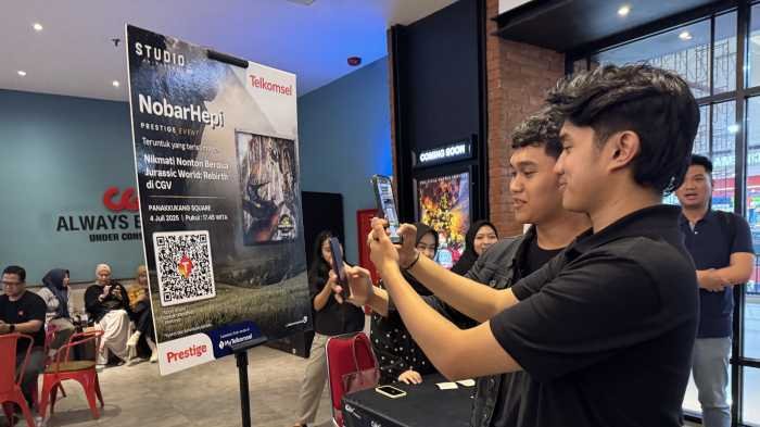 Pelanggan Telkomsel Makassar Diajak Nonton Jurassic World Rebirth, Seru dan Bikin Kaget