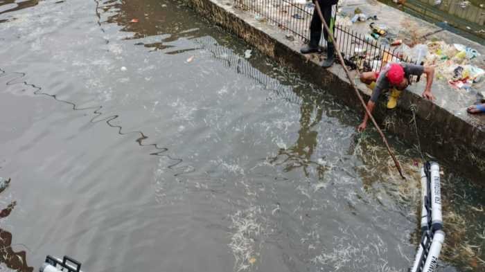 Pertamina Patra Niaga Pasang Trash Barrier di Sungai Pasar Lakessi, Cegah Sampah Mengalir ke Laut