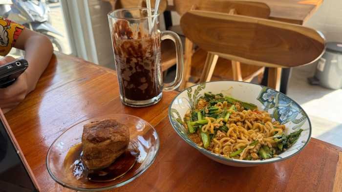 Tak Hanya Kopinya yang Legend, Ada Mie Nyemek, Milo Dino, hingga Bakso Tahu yang Enak di Warkop Sija IKIP