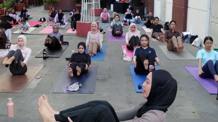 Sunset Flow Yoga: Harmoni Tubuh, Cerita, dan Cita Rasa di Teras Aryaduta Makassar