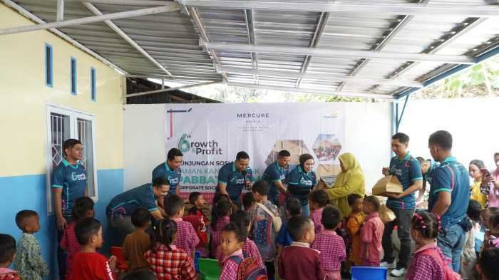 Tim Mercure Nexa Pettarani CSR di TK Pabbata Ummi, Bersihkan Gedung hingga Beri Bantuan