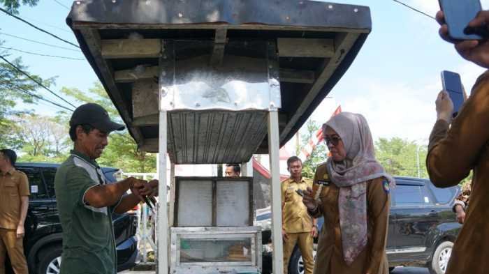 Husniah Talenrang Menikmati Buroncong di Sela-sela Kegiatan Lomba Peringatan HUT 80 RI