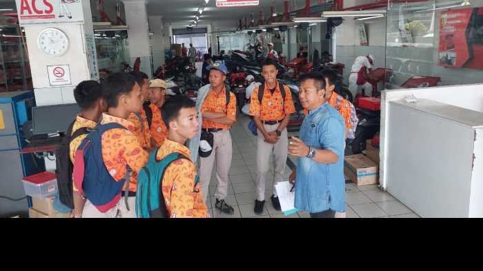 Siswa SMKN 10 Makassar PKL di 9 AHASS Makassar