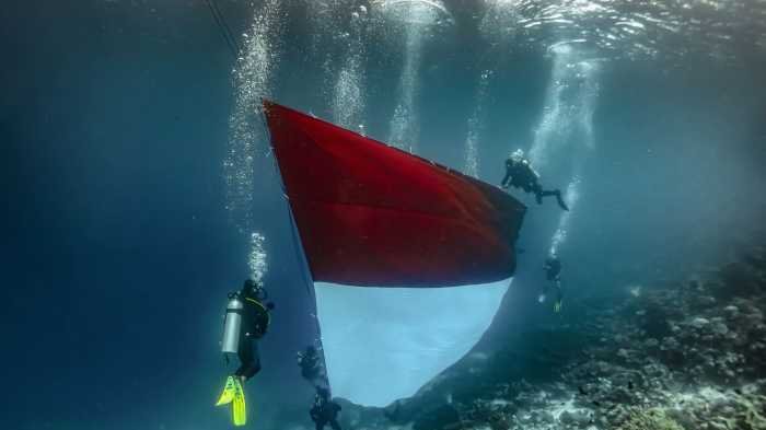 Bendera Merah Putih Terbesar Berkibar di Bawah Laut Spot Rp10 ribu Wakatobi