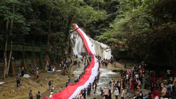 Bendera Merah Putih Raksasa Terbentang 80 Meter di Bantimurung Maros