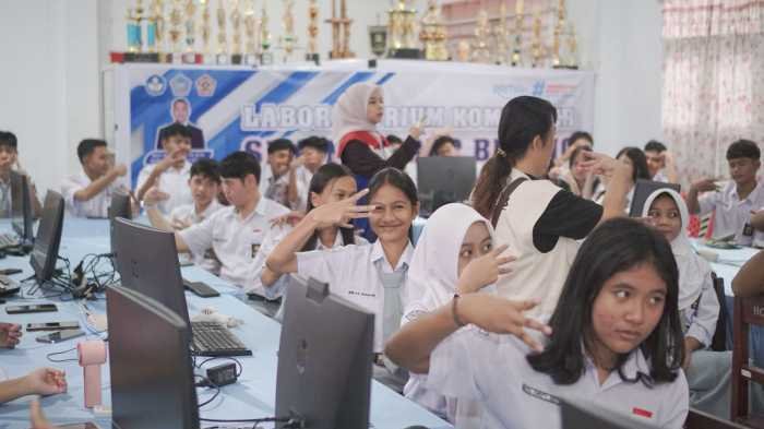 Siswa SMP dan SMA Diajar Bahasa Isyarat Lewat KALEB Goes To School