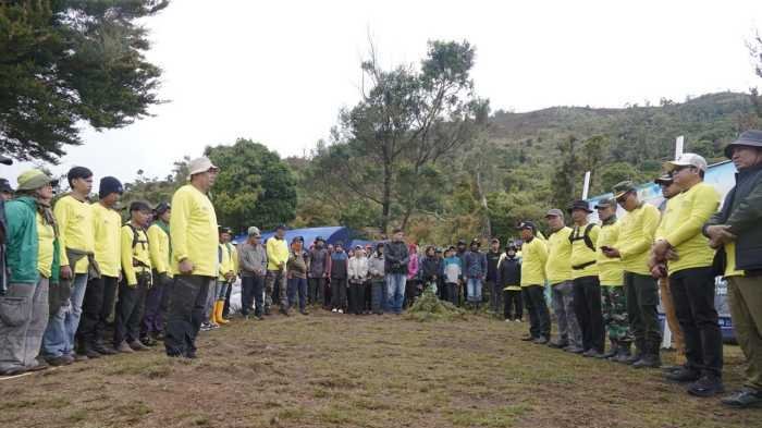 Ratusan Orang Bergerak Membersihkan Disekitar Gunung Bawakaraeng 
