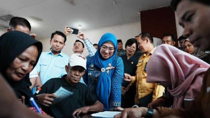 Kunjungan di Bajeng, Bupati Gowa Mendengar Keluhan Warga dan Mendistribusi Kartu Keluarga Sejahtera   