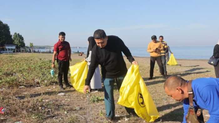 Pemkot Makassar Bersama Warga Gelar Aksi Bersih-Bersih di Pantai Tanjung Biru, Appi dan Melinda Ikut Pungut Sampah