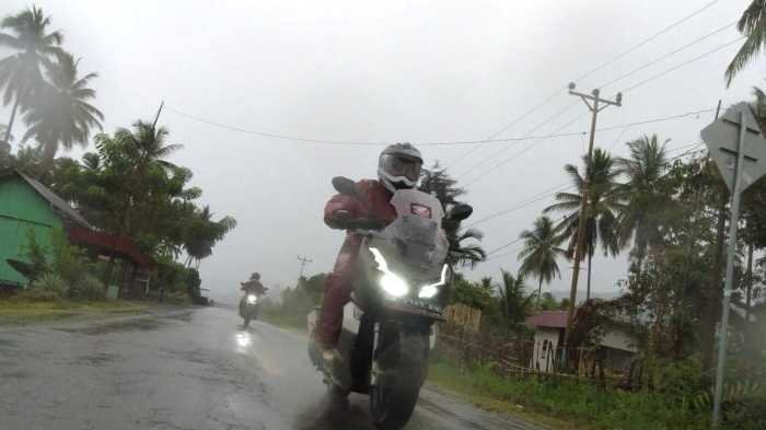 Begini Tips Naik Motor di Jalan Licin dan Berpasir, Aman Berkendara Ala Astra Motor Sulsel