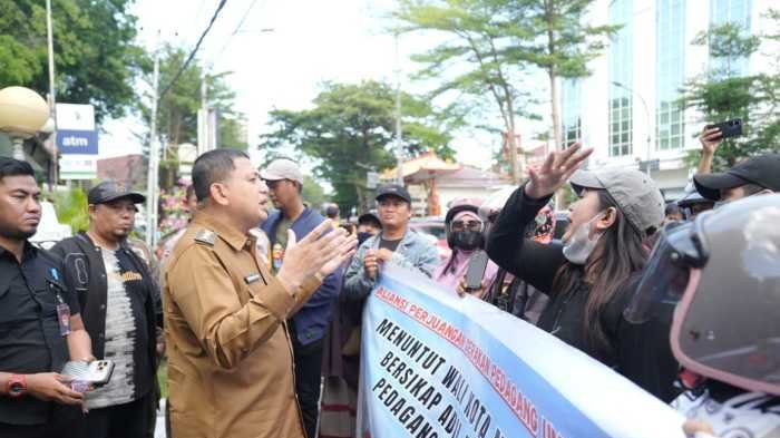 Pedagang Pantai Losari Protes Penertiban dan Relokasi, Munafri Pastikan Bisa Masuk di CFD Sudirman dan CFD Boulevard