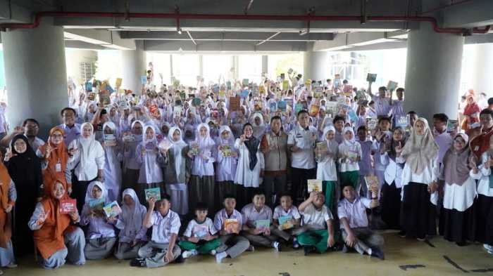 Siswa Sekolah Islam Athirah Donasikan Buku untuk Tingkatkan Literasi di Makassar