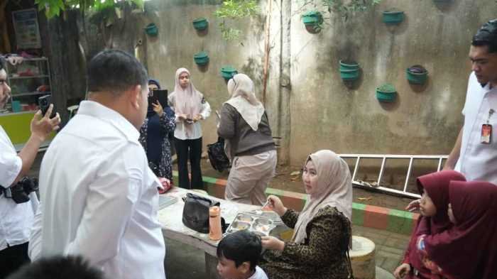 Kok Bisa? Siswa SDN Monginsidi Makassar Beli Mi Instan buat Tambah Lauk dan Bawa Kursi Sendiri