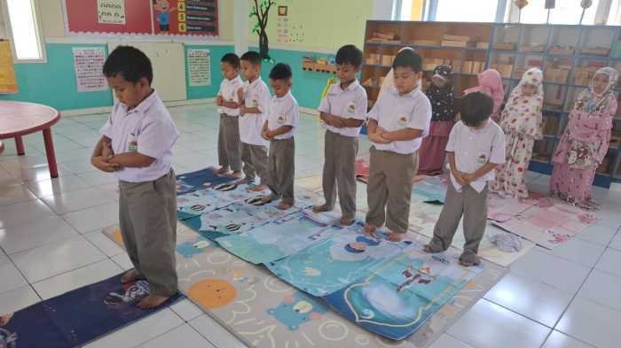 TK Athirah Bukit Baruga Bentuk Karakter Siswa Lewat Ibadah 