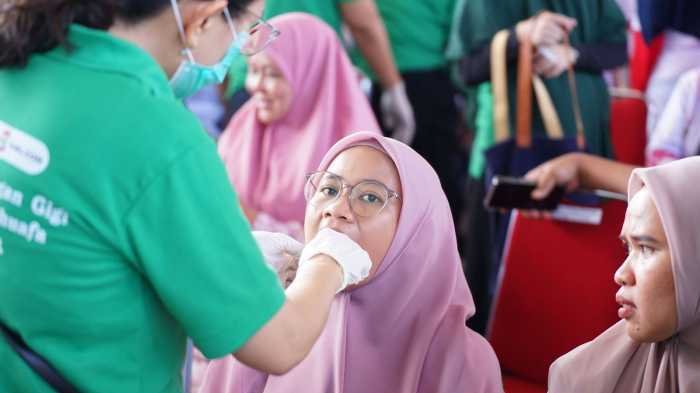 Aksi Polident di HUT Makassar: 315 Gigi Tiruan, Rekor Baru MURI