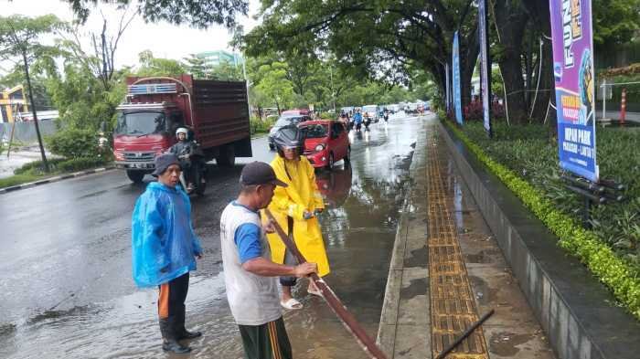 Hujan Deras Ganggu Arus Lalu Lintas, Pemkot Makassar Kerahkan Satgas Atasi Drainase Tersumbat