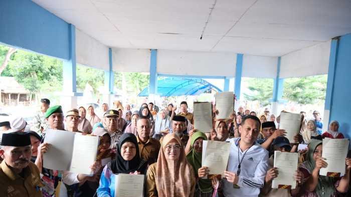 720 Warga Biringbulu Menerima Sertipikat Redistribusi Tanah