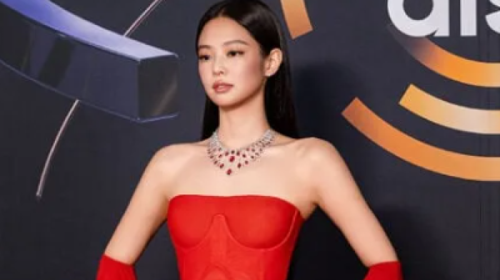 Jennie BLACKPINK Tunjukkan Kekuatan Fashion Authority Lewat Gaun Merah Maison Margiela Artisanal 