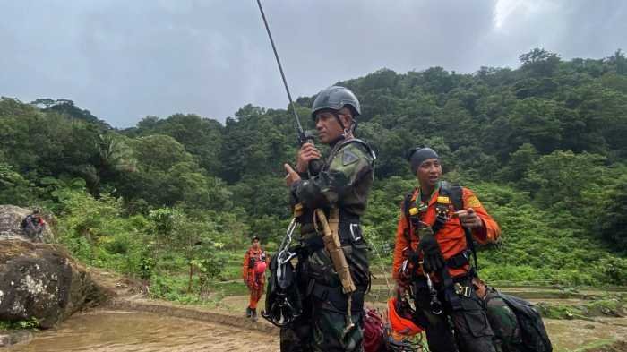 Butuh Dua Jam Turunkan Jenazah ATR 42, Medan Ekstrem Bulusaraung Jadi Tantangan Evakuasi