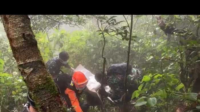 VIDEO: Begini Sulitnya Evakuasi Korban Pertama ATR 42-500 di Bulusaraung, Tim SAR Tempuh Medan Ekstrem Selama 30 Jam