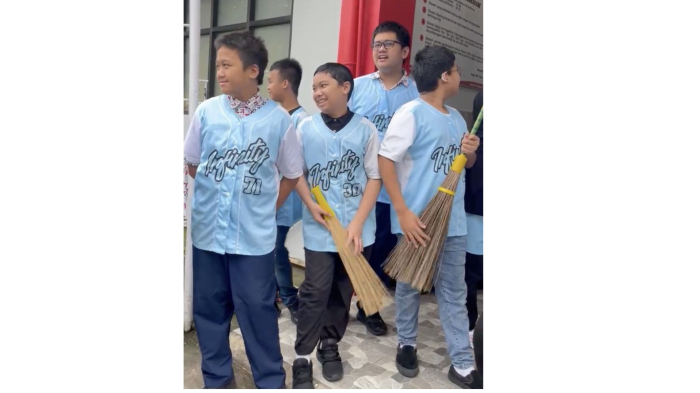 SMP Telkom Makassar Rayakan HUT ke-11, Gelar Aksi Bersih Lingkungan, Talkshow, hingga Berbagi