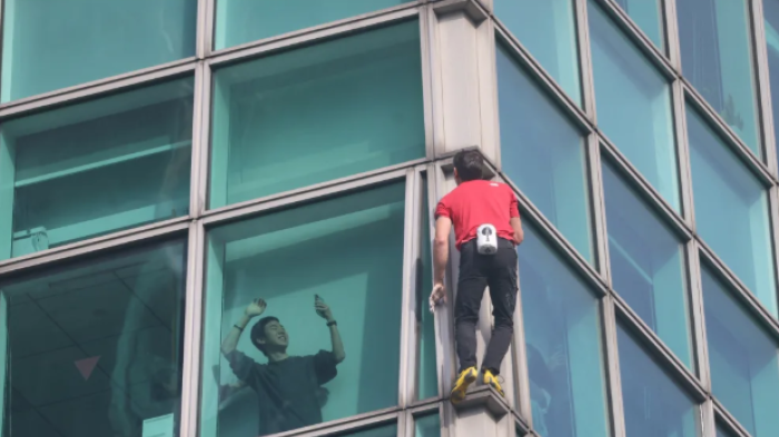 Tanpa Tali Pengaman, Alex Honnold Nekat Panjat Gedung Taipei 101 Setinggi 508 Meter