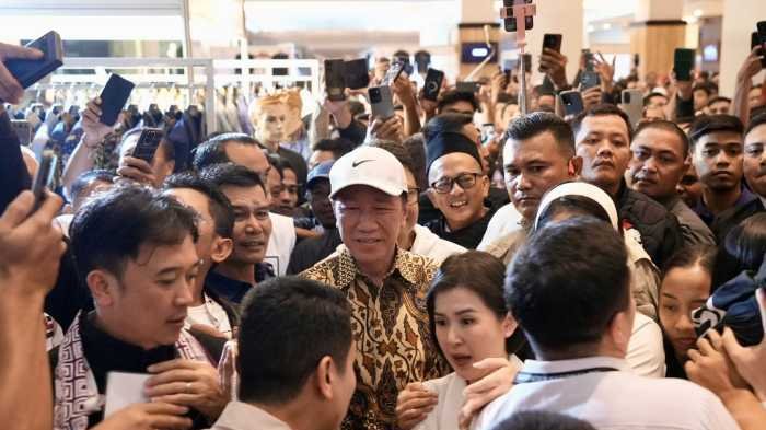 Jokowi Hadiri Kongres PSI di Makassar, Tiba Pakai Baju Batik dan Topi Putih