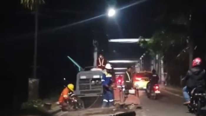 Dengar Keluhan Warga, Appi Tinjau dan Benahi Jalan Rusak Metro Tanjung Bunga–Barombong, Dapat Respons Positif Netizen