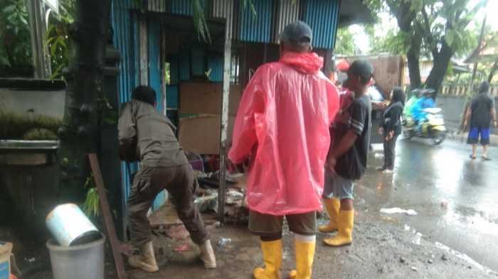 Gubuk Markas Waria di Kuburan Panaikang Ditertibkan, Kondom dan Botol Lem Berserakan