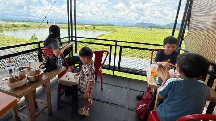 Cafe Galgah Tawarkan Pengalaman Nonton Pesawat Take Off Landing Sambil Nongkrong, Dekat dari Dekat Runway