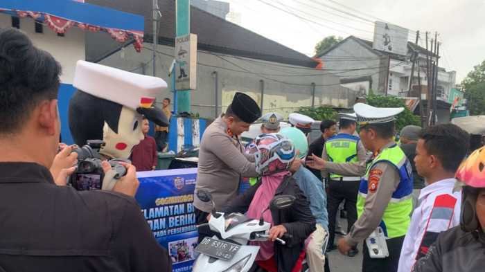 Dukung Teguran Simpatik Polres Gowa, Asmo Sulsel Bagikan Helm SNI kepada 15 Pengendara