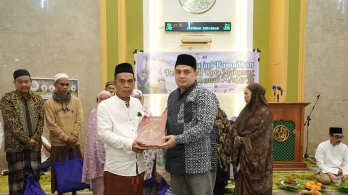 Safari Ramadan Pemkot Makassar, Munafri Serahkan Paket Pangan bagi Jamaah di Untia