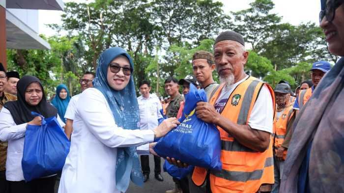 Pemkab Gowa dan Baznas Salurkan Paket Lebaran untuk 716 Tenaga Outsourcing