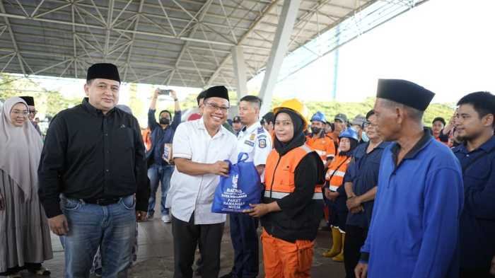 Pemkot Makassar Salurkan 7.100 Paket Lebaran untuk Satgas Kebersihan dan Drainase