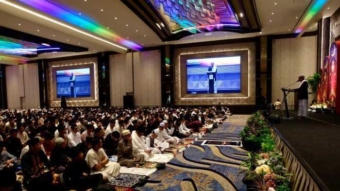 Salat Idulfitri di Claro Makassar Dipadati Jemaah, Ballroom hingga Parkiran Penuh
