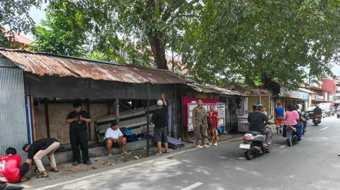  Ganggu Drainase dan Kebersihan, Tiga Lapak Liar di Jl Datu Patimang Tallo Makassar Dibongkar