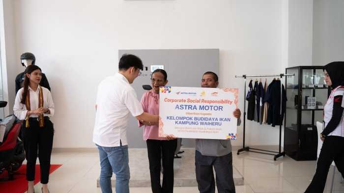 Asmo Sulsel Salurkan 2.000 Bibit Ikan dan 700 Kg Pakan ke Kelompok Budidaya Waiheru