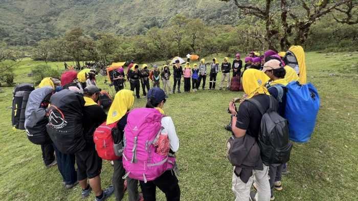 Rayakan HUT ke-19, Mapala PNUP Tanam Pohon di Jalur Pendakian Lembah Lohe
