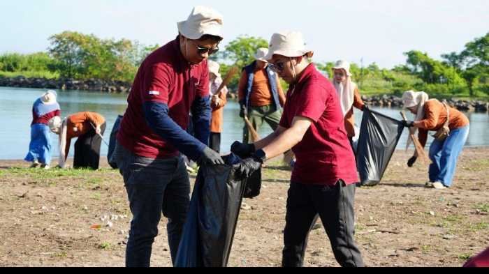 GMTD Bersih-bersih Pantai Akkarena, Terkumpul 306 Kg Sampah 
