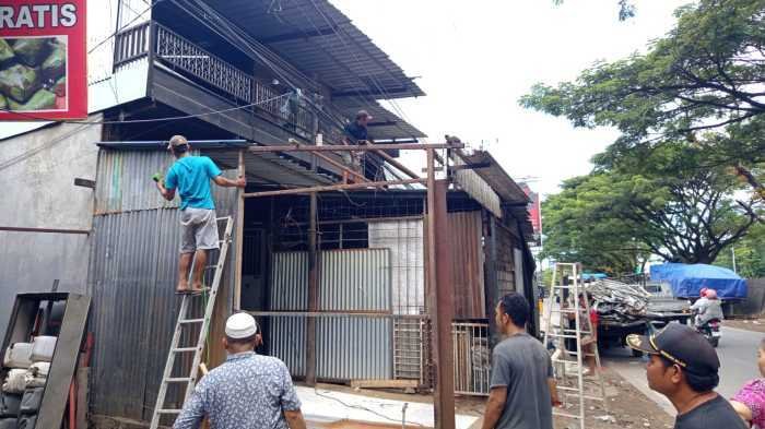 Warga Tamalanrea Bongkar Sendiri 6 Lapak di Atas Drainase, Sudah Berdiri Lebih dari 10 Tahun
